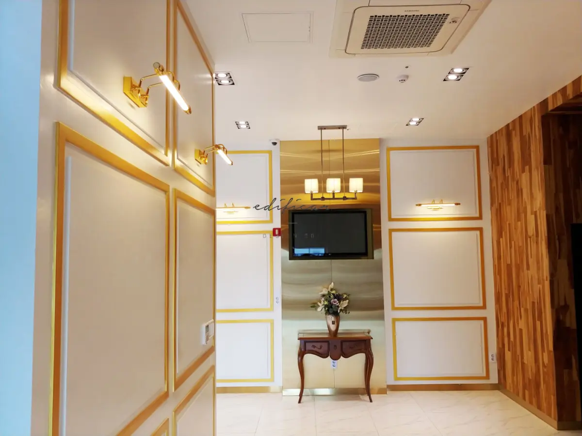 골드 몰딩이 돋보이는 클래식 교회 라운지